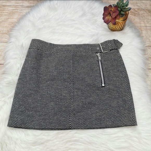 Tommy Hilfiger Dresses & Skirts - Tommy Hifilger Vintage Mini Skirt Size 4